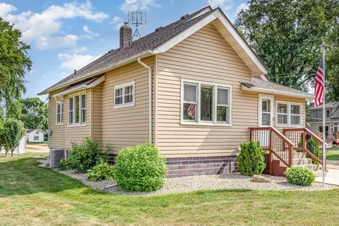 307 Oak Ave SE, Montgomery, MN 56069