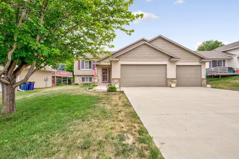 809 Green Acre Ct, Belle Plaine, MN 56011