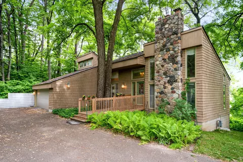 15 S Long Lake Trl, North Oaks, MN 55127