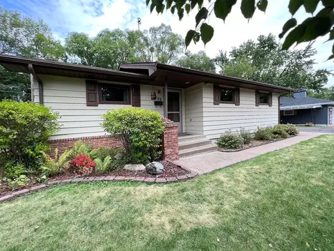 499 9th St N, Bayport, MN 55003