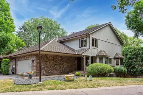 1136 Hollybrook Dr, Wayzata, MN 55391