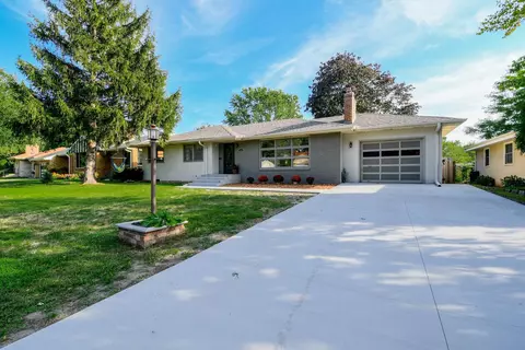 1238 Shryer Ave W, Roseville, MN 55113
