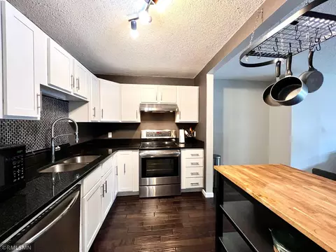 26 10th St W #504, Saint Paul, MN 55102