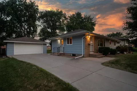 141 Maplewood Dr E, Bloomington, MN 55420
