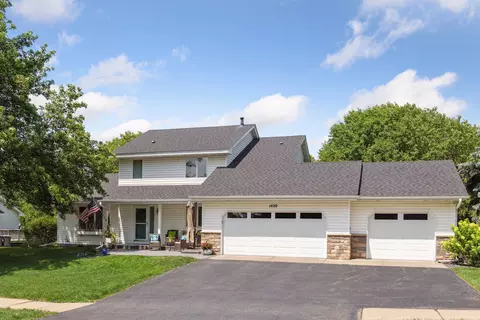 1420 Heron Dr, Chanhassen, MN 55317