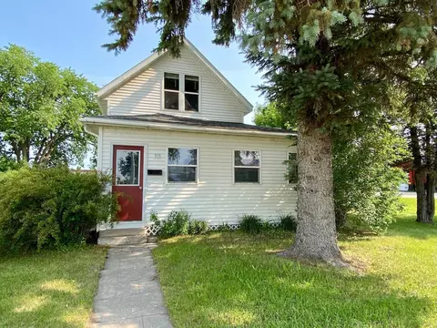 313 1st St E, Thief River Falls, MN 56701