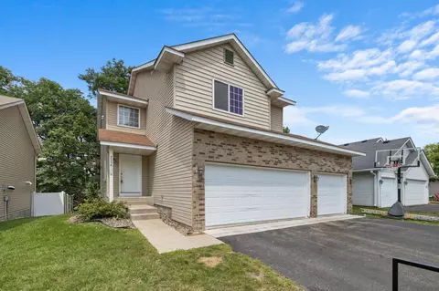 7136 16th St N, Oakdale, MN 55128