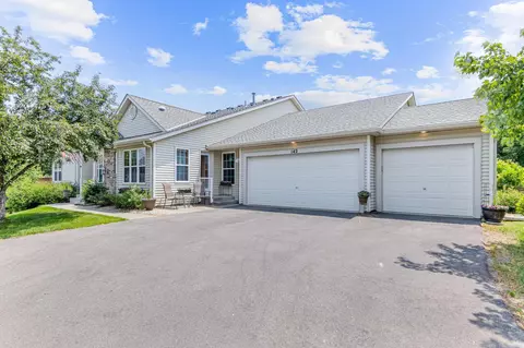 142 Wedgewood Dr, Mahtomedi, MN 55115