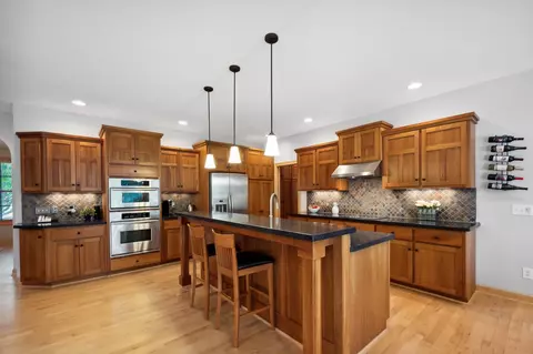 573 Spruce Cir, Eagan, MN 55123 photo 4