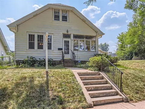 1048 Rose Ave E, Saint Paul, MN 55106