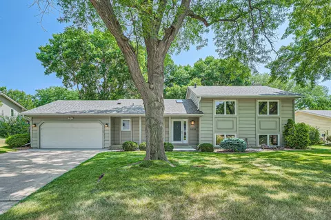 5212 Overlook Dr, Bloomington, MN 55437