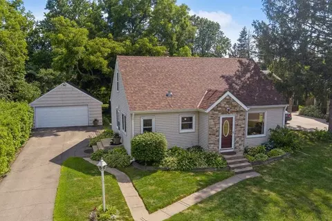 1372 Sandhurst Dr W, Roseville, MN 55113