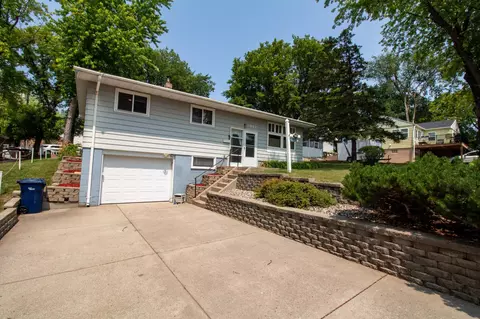 512 W Cedar Ave, Fergus Falls, MN 56537