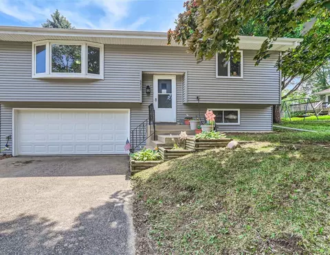 6820 Dallas Ln N, Maple Grove, MN 55311