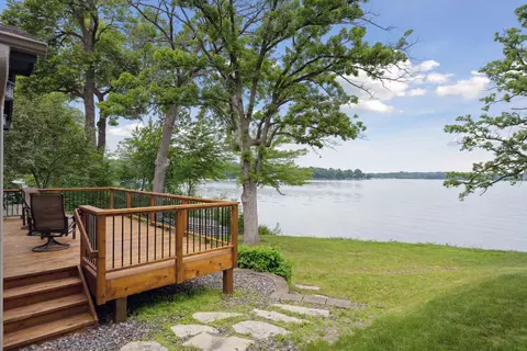 250 Peninsula Rd, Medicine Lake, MN 55441