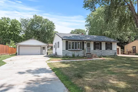581 Willow Ln, Woodbury, MN 55125