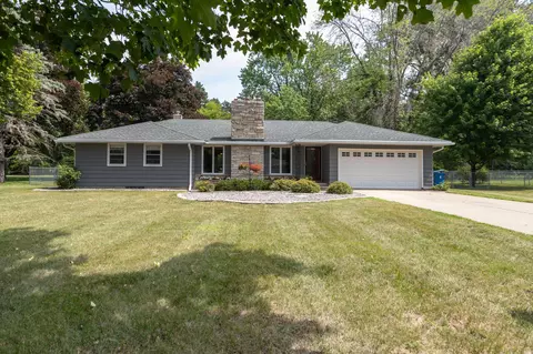 9835 Dellridge Rd, Bloomington, MN 55425
