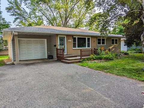 929 5th St W, Hastings, MN 55033