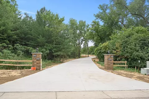 9486 S Robert Trl, Inver Grove Heights, MN 55077