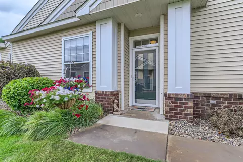 5884 Prairie Ridge Dr, Shoreview, MN 55126