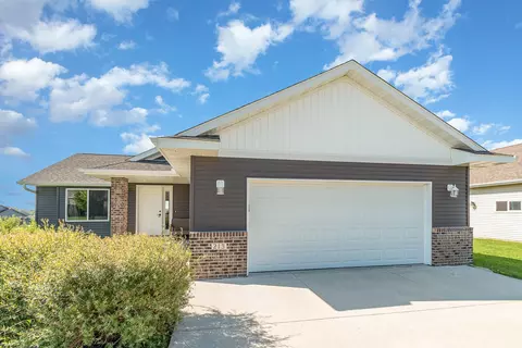 213 Oak Dr, Eagle Lake, MN 56024