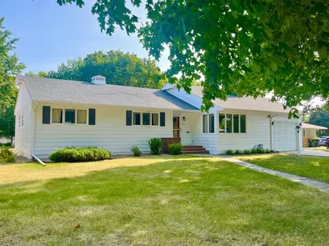 823 E Meadow Ln, Redwood Falls, MN 56283