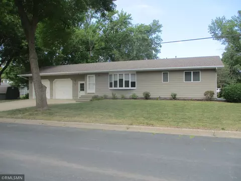 380 E Woodlawn St, Le Center, MN 56057