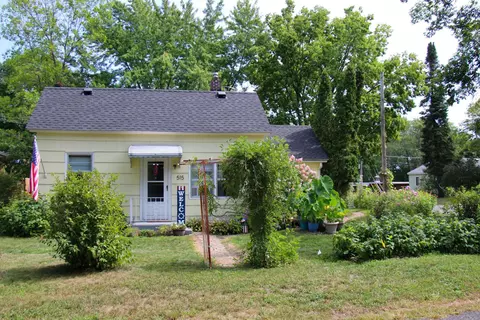 515 8th St N, Bayport, MN 55003