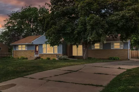 1347 Burke Ave W, Roseville, MN 55113