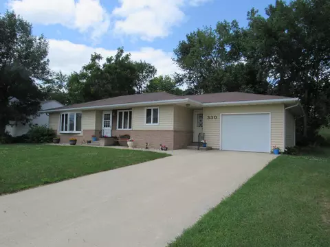 330 Carlton Ave, Chandler, MN 56122