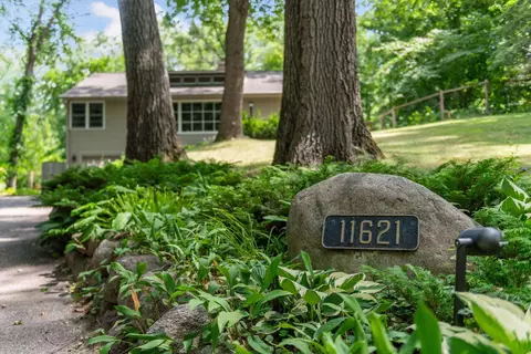 11621 Live Oak Dr, Minnetonka, MN 55305