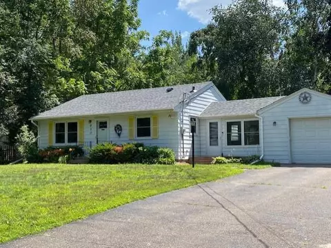 920 Burke Ave W, Roseville, MN 55113