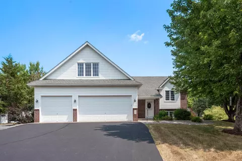 28695 Lakelawn Dr, Lindstrom, MN 55045