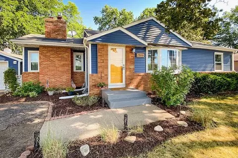 2806 W 84th St, Bloomington, MN 55431