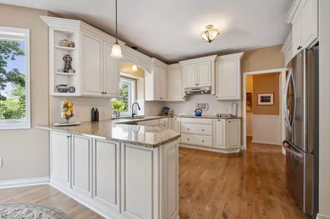 4645 Manor Dr, Eagan, MN 55123 photo 18