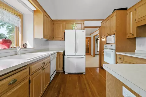 678 Hillside Dr, Eagan, MN 55121 photo 2