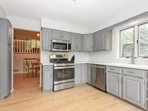 1137 Parkview Ln, Eagan, MN 55123 photo 8