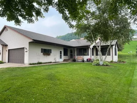 1008 Jonathan Ln, La Crescent, MN 55947