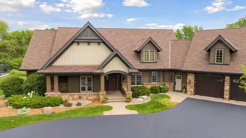 37 Spyglass Pl, Dellwood, MN 55110