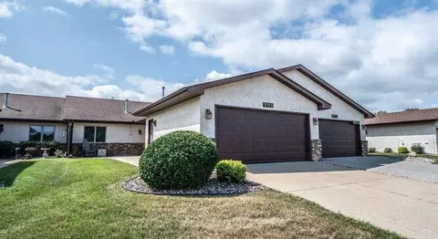 2122 Vierling Dr E, Shakopee, MN 55379