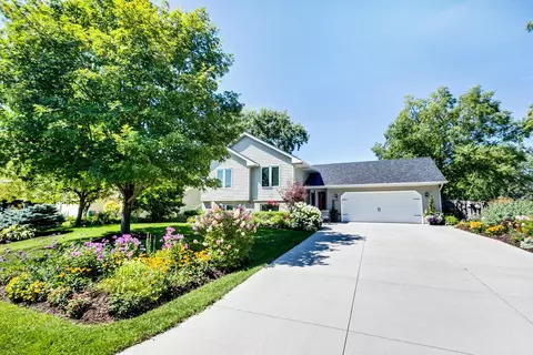 225 Wedgewood Dr, Mahtomedi, MN 55115