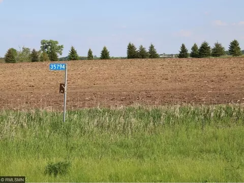 35794 Sharon Prairie Dr, Le Sueur, MN 56058