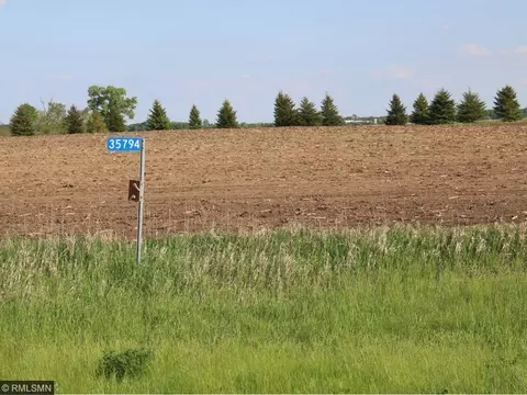 35794 Sharon Prairie Dr, Le Sueur, MN 56058