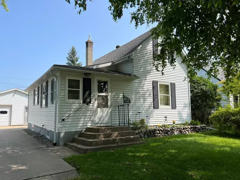 705 2nd St NE, Roseau, MN 56751