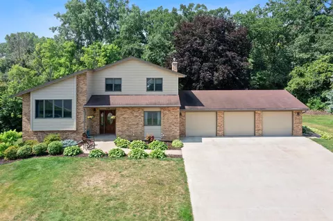 124 Duck Pond Dr, West Saint Paul, MN 55118