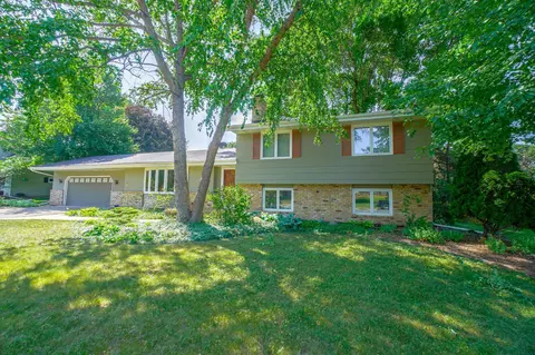 902 Cheri Ln, Mendota Heights, MN 55120