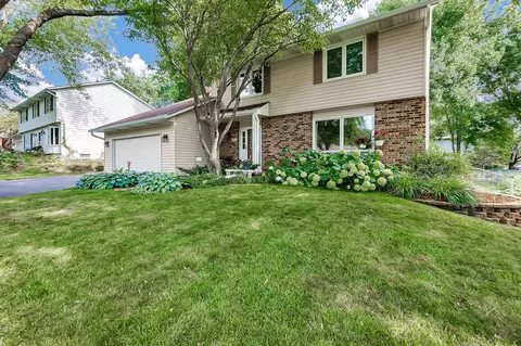 9404 Wentlock Rd, Woodbury, MN 55125
