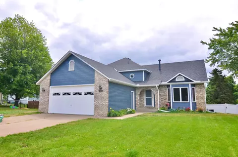 208 Shamrock Dr, Mahtomedi, MN 55115