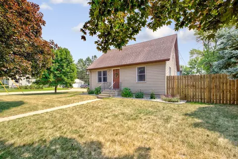 444 1st St SE, Madelia, MN 56062