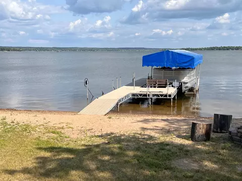 918 W Lake Dr, Detroit Lakes, MN 56501